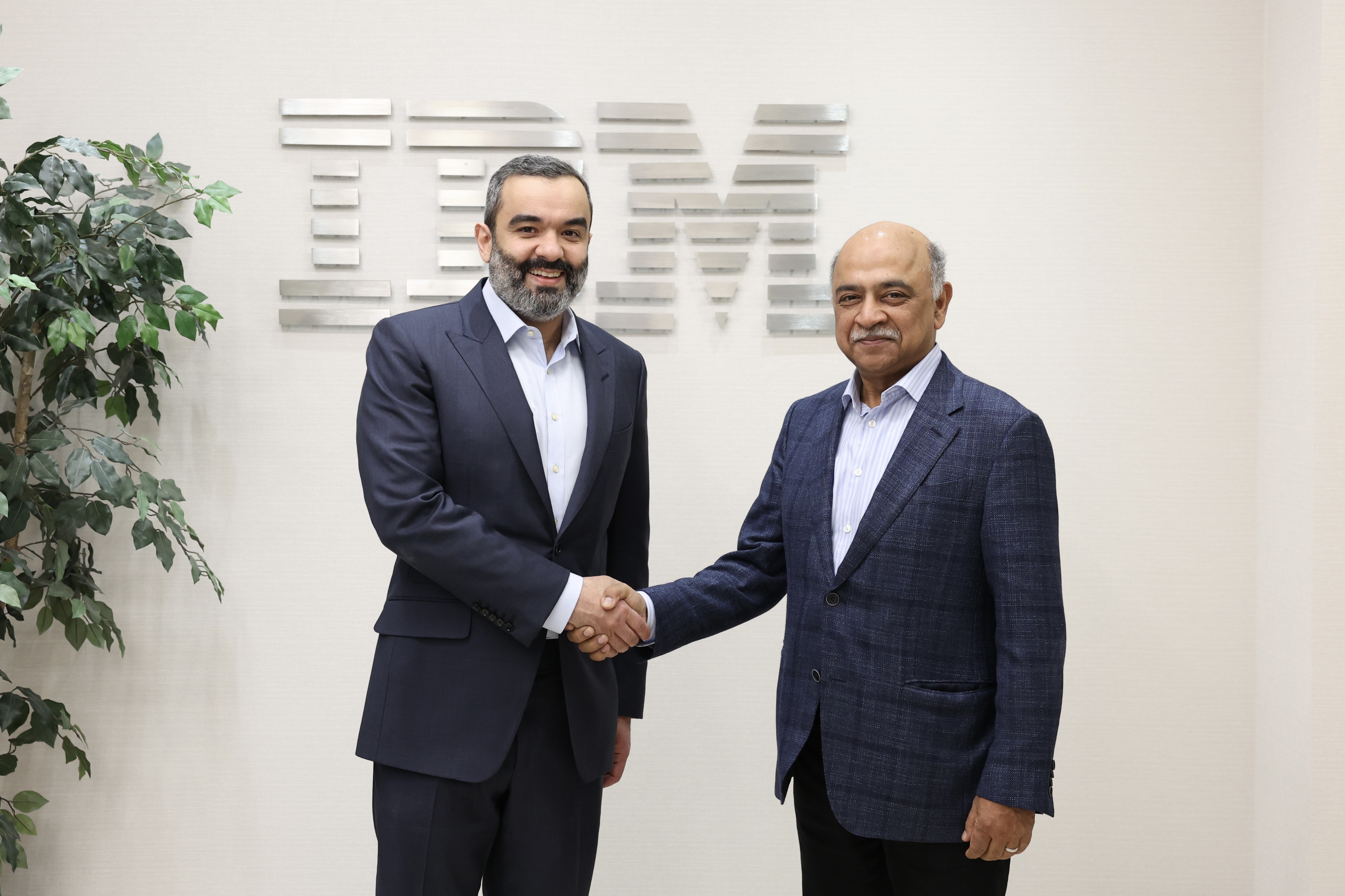 السواحه يجتمع برئيس مجلس إدارة شركة IBM في واشنطن لتعزيز الشراكة في التقنيات الحديثة والابتكار