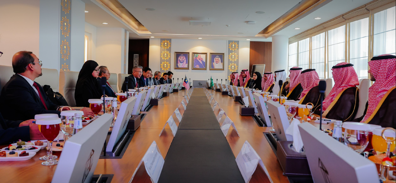 السواحه يناقش مع وزير الاستثمار الماليزي تعزيز الشراكة بمجالات الاقتصاد الرقمي والذكاء الاصطناعي والابتكار