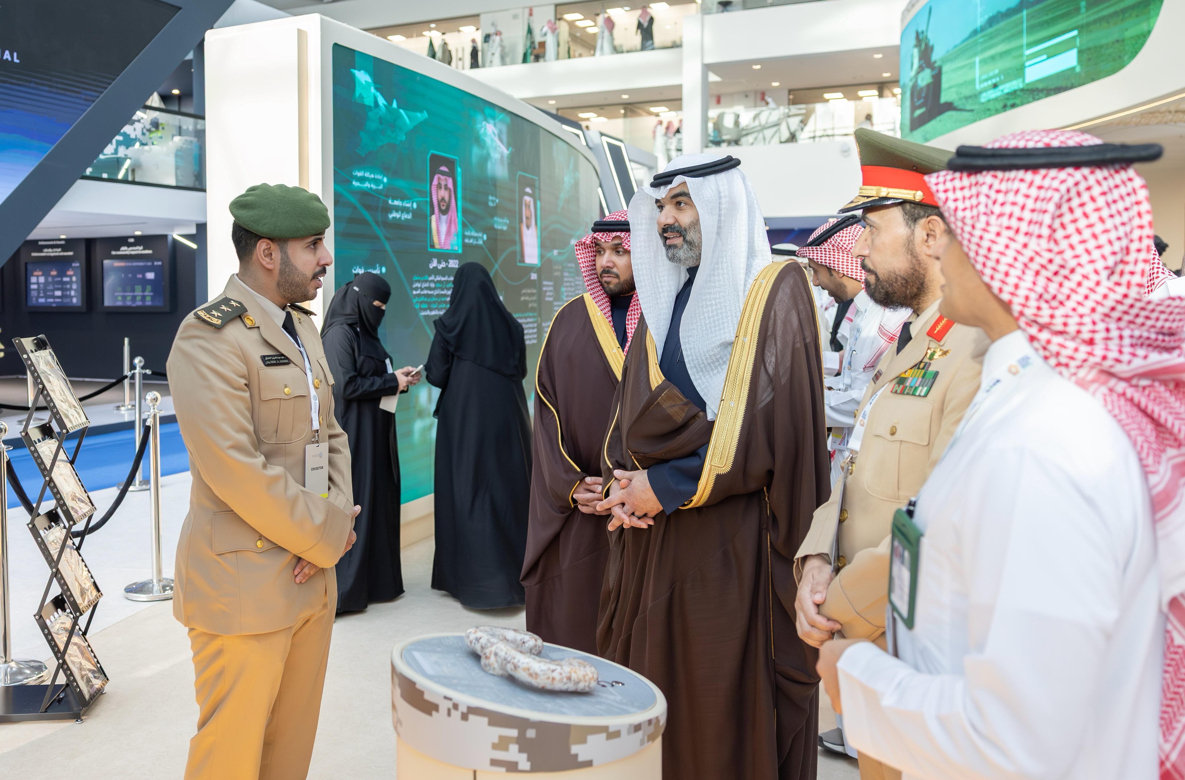 Communications Minister Visits Ministry of Interior Pavilion at World Defense Show