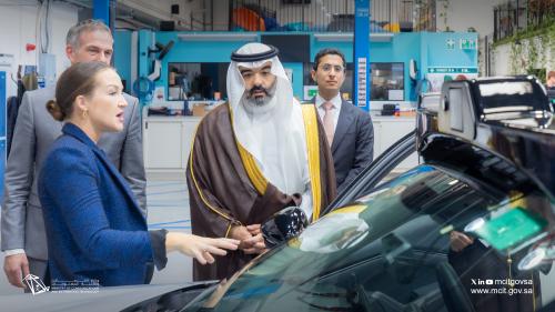 السواحه ووفد منظومة التقنية والابتكار والفضاء يناقشون تعزيز الابتكار والتقنيات المتقدمة والاتصالات الفضائية مع شركات بريطانية
