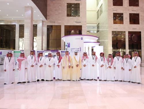 وزير الاتصالات يجتمع مع رئيس جامعة الجوف لتعزيز الشراكة البحثية ويطّلع على نماذج ابتكارية لطلابها