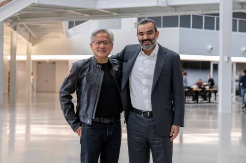 السواحه يجتمع بالرئيس التنفيذي لشركة NVIDIA لتعزيز الشراكة في تقنيات البنية التحتية العملاقة وتمكين القدرات الوطنية في الذكاء الاصطناعي