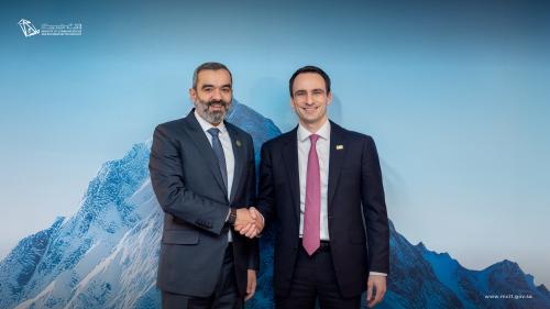 السواحه يناقش مع مستشاري البيت الأبيض توسيع الشراكة في سياسات الذكاء الاصطناعي والابتكار التقني